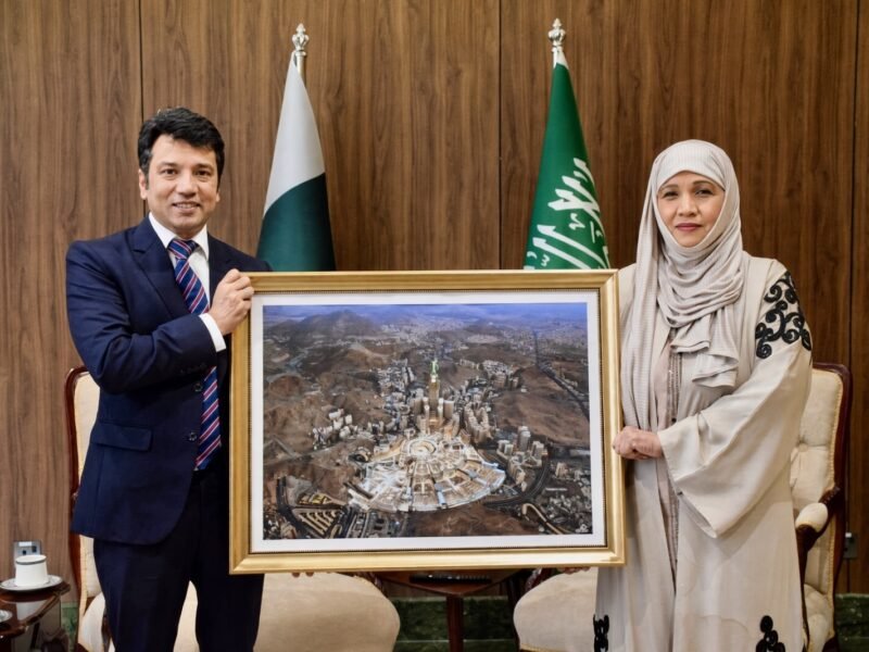 Saudi Photographer Susan Iskandar Presents Two Holy Mosques Artworks to Pakistan Consul General