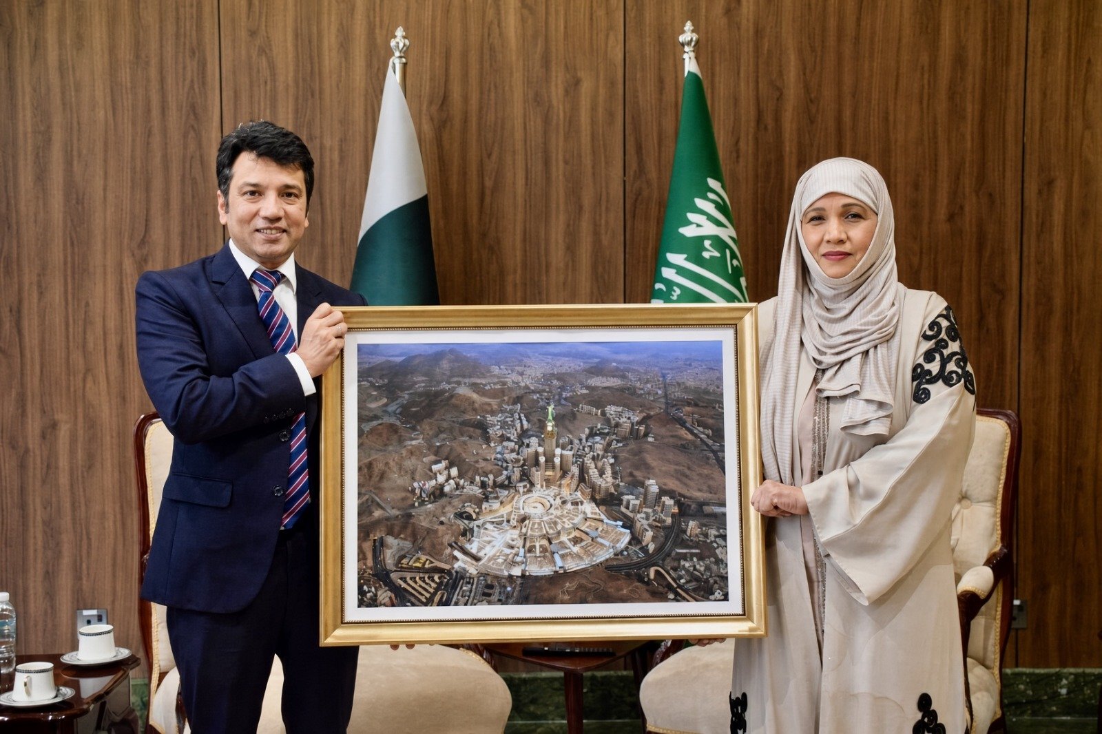Saudi Photographer Susan Iskandar Presents Two Holy Mosques Artworks to Pakistan Consul General